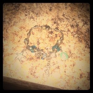 A beach pendent bracelet